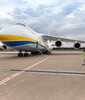 Flugzeug auf Stellplatz am Flughafen