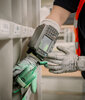 Mitarbeiter scannt Labels mittels Lesegerät