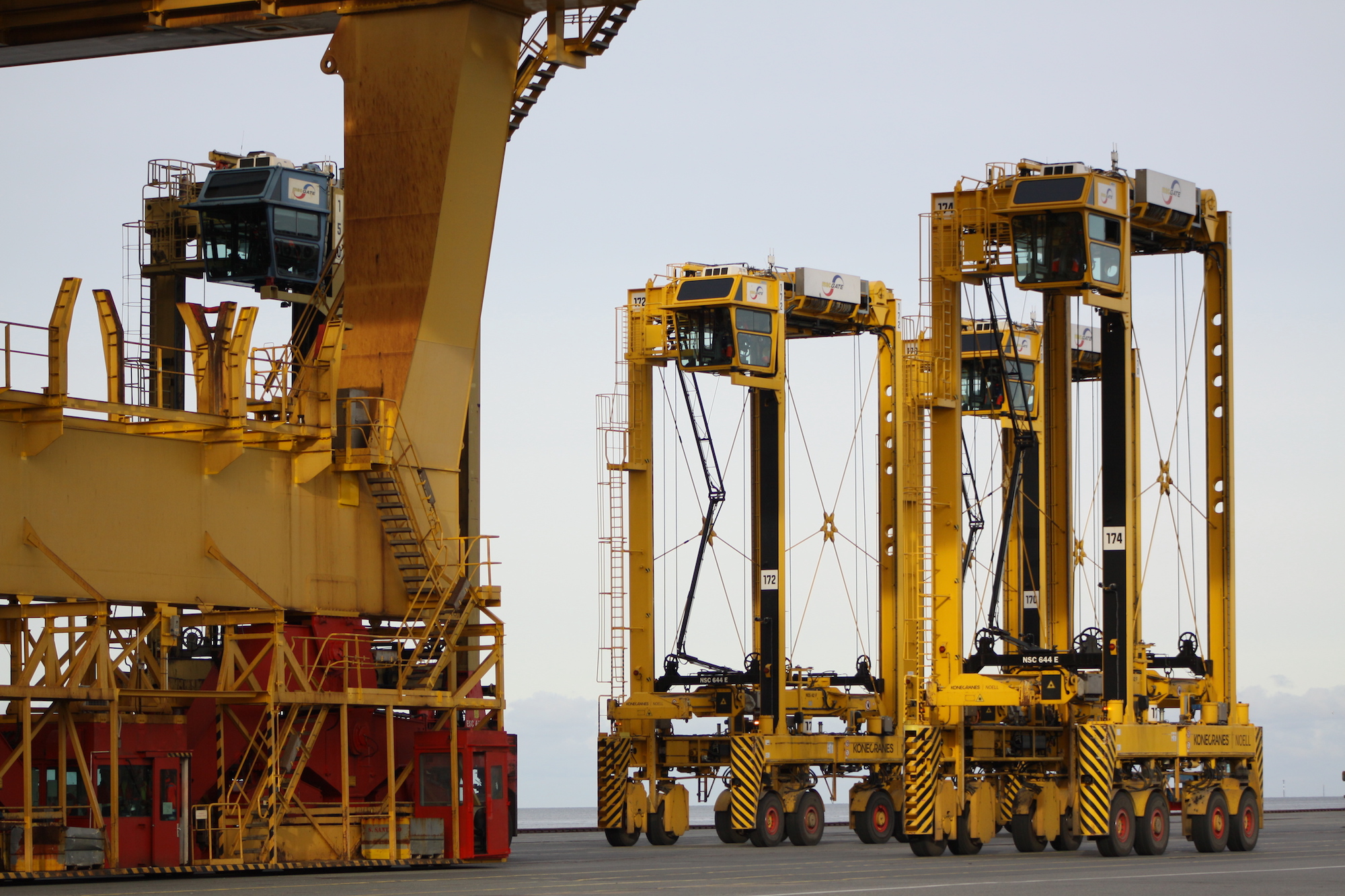 Geräte stehen im Hafen