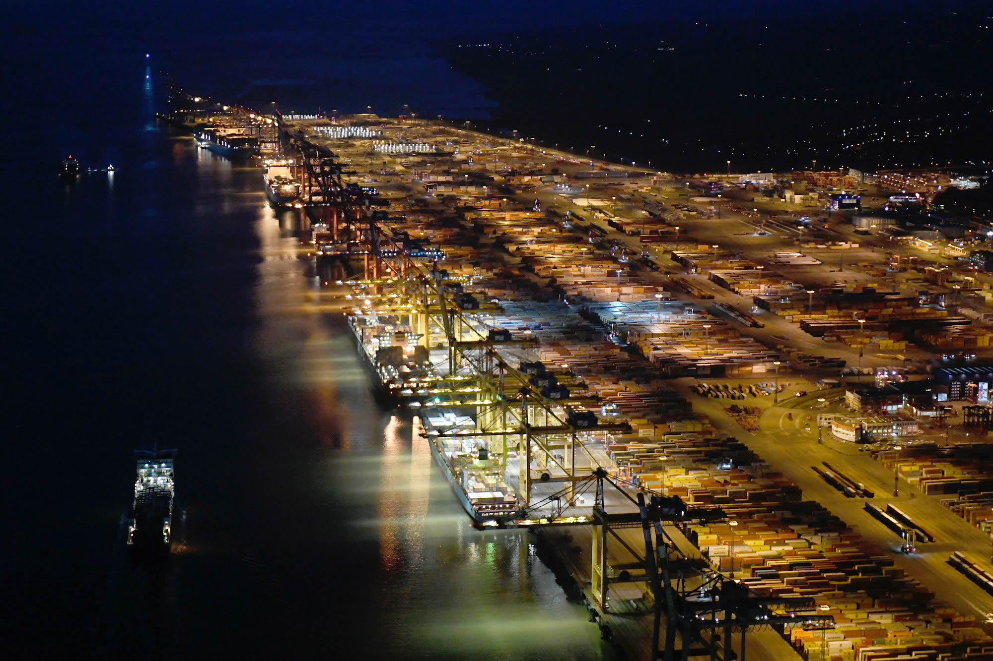 Containerterminal in Bremerhaven bei Nacht
