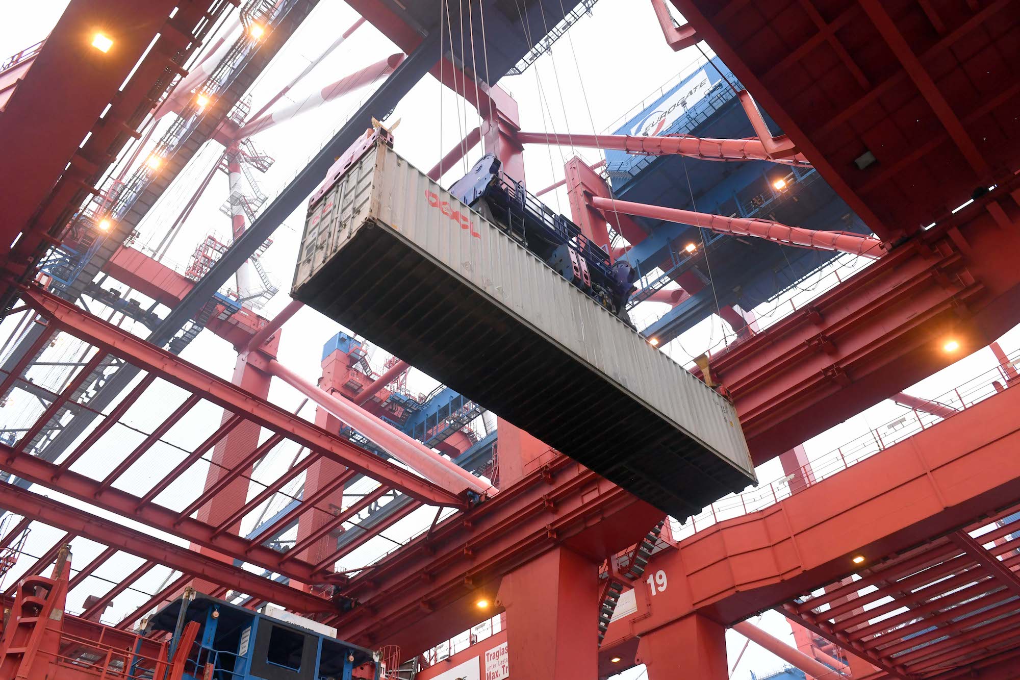 Ein Container wird verladen