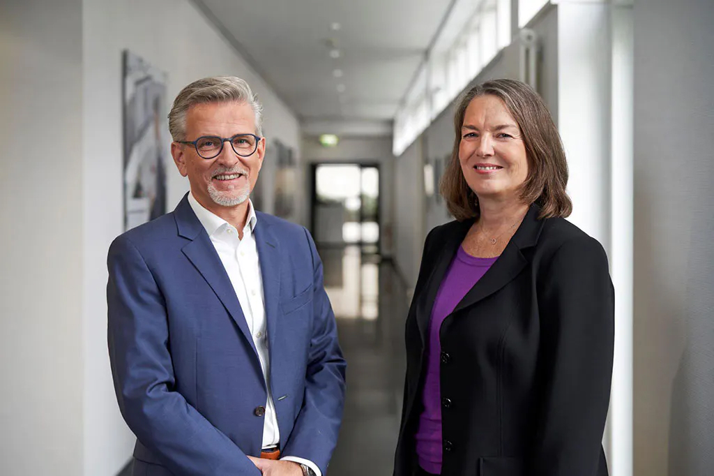 Zwei Mitarbeiter von BLG LOGISTICS