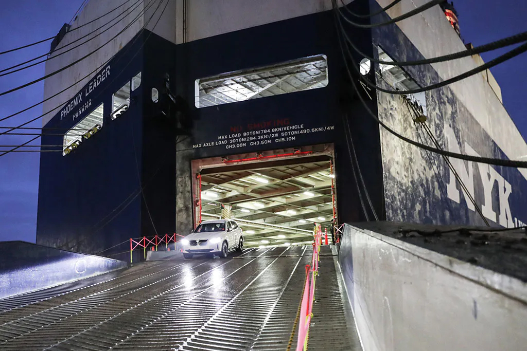 Auto fährt von Schiff herunter