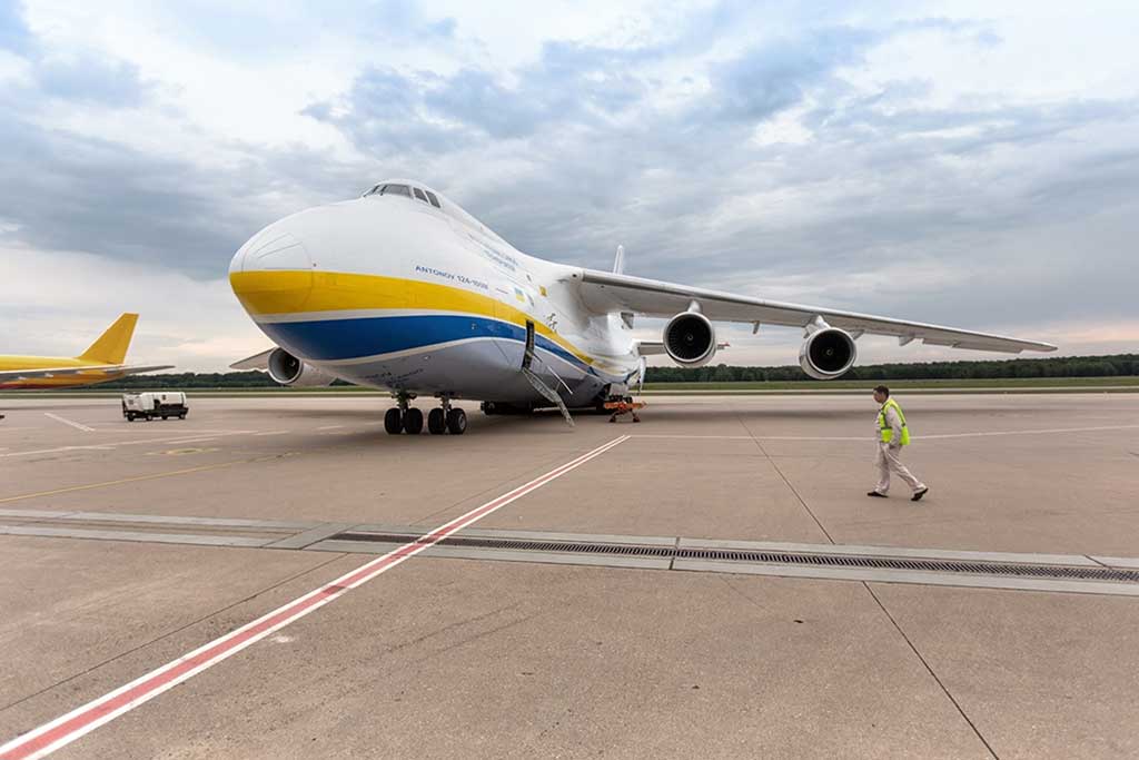 Ein Flugzeug steht auf der Landebahn.